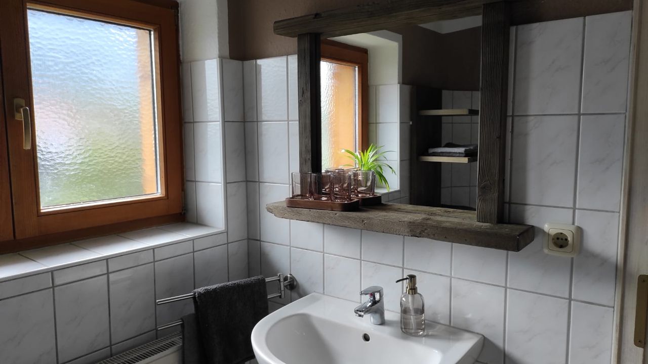 "Ansicht 2" Badezimmer mit  Haartrockner "Ansicht 2" Badezimmer mit  Haartrockner